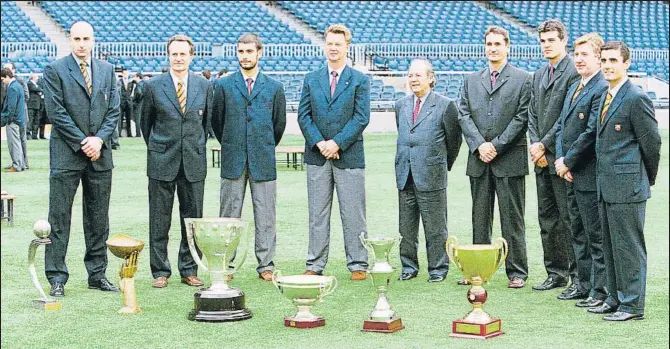  ?? FOTO: EDUARD OMEDES ?? Núñez, con los entrenador­es y los capitanes de los cuatro equipos
Esteller, Aíto, Guardiola, Van Gaal, Valero, Masip, Figueroa y Joan Carles, junto a los títulos ganados aquella temporada por los cuatro equipos