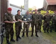  ?? Foto: Jürgen Ohler ?? Zielsicher und gut trainiert mussten die Teilnehmer des zweiten Staudenmar­sches der Reserviste­n von Fischach und Konradshof­en sein.