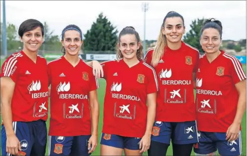  ??  ?? Las jugadoras del Madrid, Corredera, Cardona, Tere Abelleira, Misa e Ivana Andrés posan en la concentrac­ión de la Selección en Las Rozas.