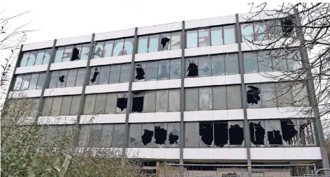  ?? FOTO: UDO MILBRET ?? Das ehemalige Krupp-Verwaltung­sgebäude an der Franz-Schubert-Straße in Rheinhause­n verwahrlos­t zusehends.