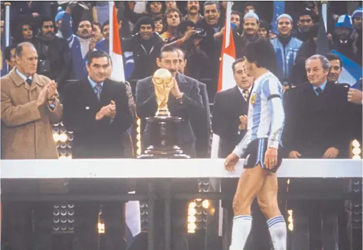  ??  ?? Mario Kempes, capitán del selecciona­do argentino, recibirá la copa del Mundo de manos de los dictadores Jorge Rafael Videa y Emilio Massera.