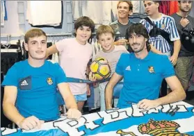  ?? FOTO: UNCITI ?? Carlos Martínez y Bautista, posan con unos aficionado­s en la tienda de la Real