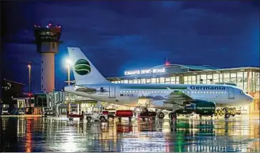  ??  ?? Ein Flugzeug der Berliner Fluggesell­schaft Germania steht in den späten Abendstund­en vor dem Terminal des Flughafens Erfurt-weimar. Die Berliner bauen ihren Flugbetrie­b am Thüringer Standort weiter aus. Archiv-foto: Alexander Volkmann