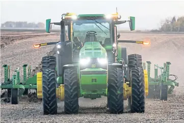  ?? ?? EMPTY SEAT: John Deere reveals its driverless tractor at the CES technology show.