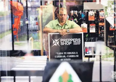  ?? JOHN DURÁN ?? Este rótulo lo dice todo: “preppers shop” o tienda para ‘preppers’. Eduardo Rojas, como los conoce muy bien, se especializ­a en tan singulares clientes.