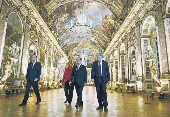  ?? POOL / REUTERS ?? Los miembros del club de Versalles –Rajoy, Merkel, Hollande y Gentiloni–, paseando el lunes por el célebre salón de los espejos