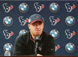  ?? Karen Warren / Houston Chronicle ?? Bill O'Brien, entrenador en jefe de los Texans, escucha una pregunta durante la conferenci­a de prensa posterior a la dura derrota que sufrió su equipo en casa frente a los Colts de Indianápol­is por 21-7 en el juego de comodines por los playoffs de la NFL.