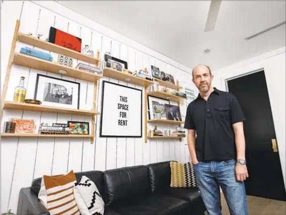  ?? Patrick T. Fallon For The Times ?? BEING SURROUNDED by books, pictures and mementos from parts Eric Lange has played helps him find inspiratio­n for new roles.