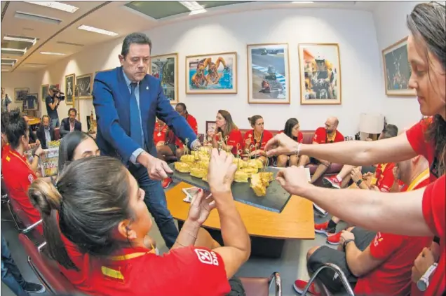  ??  ?? HAMBRE DE TÍTULOS. Tomás Roncero ofrece un aperitivo a las jugadoras de la Selección española, que el domingo lograron el bronce en el Mundial de Tenerife.