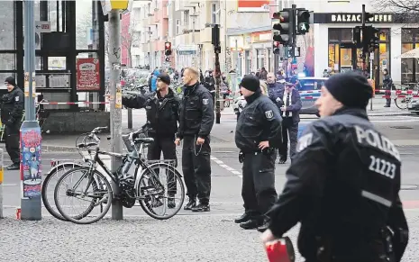  ?? Foto: Reuters ?? V ulicích Berlína Včera se znovu otevřel vánoční trh, na který v pondělí večer zaútočil terorista v ukradeném kamionu. Policie v Berlíně však uzavřela nákupní centrum a okolí ve čtvrti Prenzlauer Berg, podle listu Tagesspieg­el kvůli podezřelém­u...