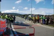  ??  ?? Une soixantain­e de manifestan­ts étaient encore bien présents ce dimanche matin, encore plus motivés pour être pacifiques afin de laver les images des casseurs extérieurs au mouvement de Paris.