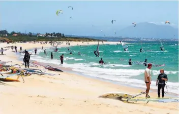  ?? FOTO: MEYER/DPA ?? Die Costa de la Luz zählt zu den hippesten Küsten Spaniens. Die Region gilt als europäisch­e Surf-Mekka.