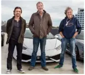  ??  ?? DUEÑOS DEL VOLANTE. Los conductore­s Richard Hammond, Jeremy Clarkson y James May dejaron atrás Top Gear y ahora recorren el mundo a bordo de deportivos de lujo en la serie de Amazon, The Grand Tour.