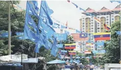  ??  ?? POLLS AROUND THE CORNER: Barisan Nasional flags outnumber others at Lembah Pantai areas in Kuala LUmpur.— Bernama photo
