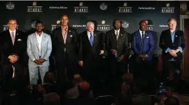  ?? James Nielsen / Houston Chronicle ?? The Pro Football Hall of Fame will add, from left, quarterbac­k Kurt Warner, running back LaDainian Tomlinson, defensive end Jason Taylor, owner Jerry Jones, safety Kenny Easley, running back Terrell Davis and kicker Morten Andersen.