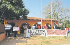  ??  ?? Abogados se manifestar­on frente al juzgado de Villa Elisa.