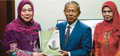  ?? [FOTO MUHD ZAABA ZAKERIA/BH] ?? Madinah (kiri) menyerahka­n buku laporan Ketua Audit Negara 2016 kepada Pengerusi Jawatan Kuasa Kira-kira Wang Negara, Datuk Seri Hasan Arifin di Dewan Rakyat, semalam.