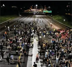  ?? STEPHEN MATUREN / GETTY IMAGES ?? Protesters shut down Interstate 94 on Friday in St. Paul, Minnesota. Protests erupted officer Jeronimo Yanez was acquitted in a fatal shooting.
