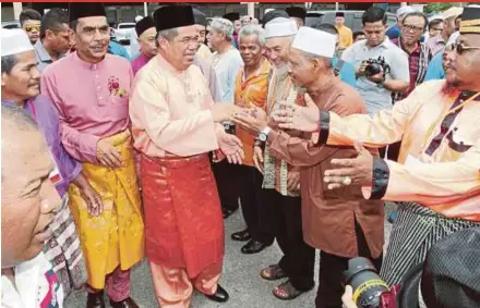  ?? PIC BY SYAMSI SUHAIMI ?? Defence Minister Mohamad Sabu greeting visitors at the Mesra Aidilfitri with the Defence Minister event in Kota Baru yesterday.