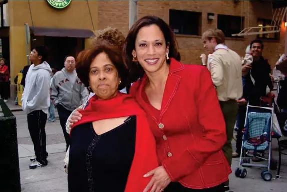  ??  ?? Harris with her mother, Shyamala, in 2007 (AP)