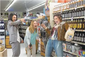  ?? STX ENTERTAINM­ENT ?? Mila Kunis, left, Kristen Bell and Kathryn Hahn get into some messy trouble in the liquor aisle in the raunchy comedy “Bad Moms.”