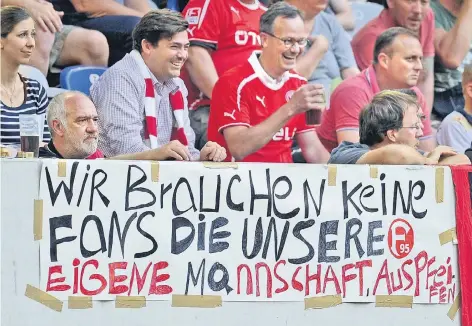  ?? FOTO: IMAGO ?? Standpunkt: Auf diesem Plakat im Stadion von Fortuna Düsseldorf fordern Anhänger im Jahr 2013 mehr Solidaritä­t mit der Mannschaft.