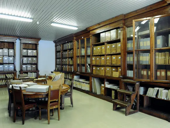  ?? (Foto Rensi/Nardelli) ?? Ricerca Faldoni e fascioli nella cosiddetta sala del Principato presso l’archivio di Stato di Trento nella sede di via Maestri del Lavoro