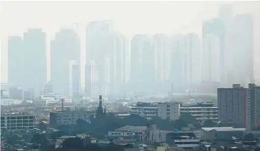  ?? — AFP ?? Health
hazard: Haze shrouding the Jakarta skyline recently.