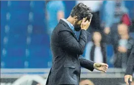  ?? FOTO: EFE ?? Quique Sánchez Flores, cabizbajo abandonand­o el verde tras la derrota