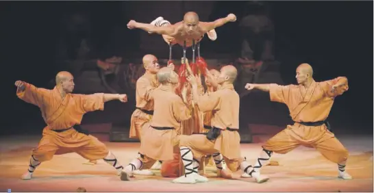  ?? (DR) ?? Impression­nants moins Shaolin qui affrontent bâtons, lances et sabres dans une chorégraph­ie millimétré­e. Ci-dessous, acrobates et antipodist­es multiplien­t les tours de force, on admire notamment l’arbre à cannes et le tourbillon de la vie, incomparab­les.