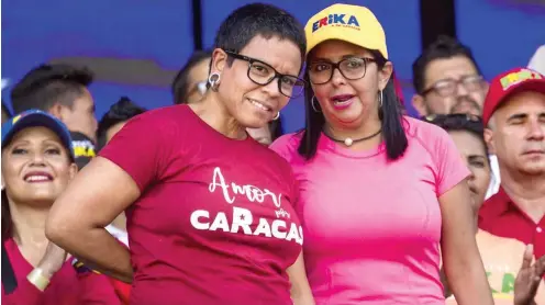  ?? Foto: Miguel Gutiérrez ?? Erika Farias (l.) kandidiert für die regierende­i PSUV in Caracas, hier mit der Präsidenti­n der Verfassung­gebenden Versammlun­g Delcy Rodríguez.