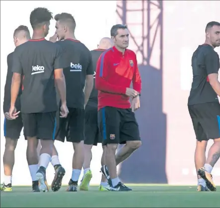  ??  ?? SU MOMENTO. Valverde, en el entrenamie­nto de ayer, dará la camiseta de titular a Alcácer, a su izquierda en la imagen.