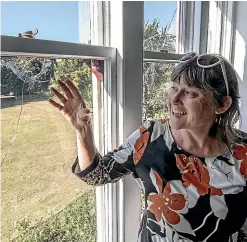  ?? STACY SQUIRES/STUFF ?? Avebury House manager Tanya Didham shows where a bullet landed in an upstairs room in the building.