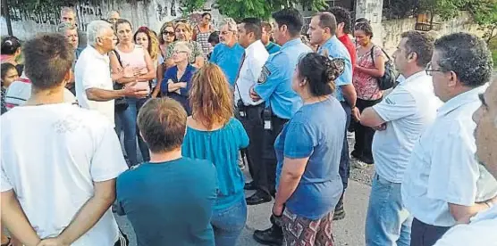  ?? (LA VOZ / ARCHIVO) ?? Bronca y reclamo. Vecinos y allegados del jubilado asesinado, en una de las marchas de protesta en reclamo de justicia por el caso.