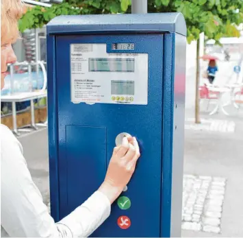  ?? Archivfoto: Franz Sommerer ?? Sollen in Nördlingen­s Altstadt Parkgebühr­en eingeführt werden? Oberbürger­meister Hermann Faul hat diese Debatte erneut an gestoßen.