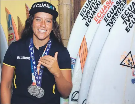  ?? CORTESÍA ?? Objetivo. La surfista ecuatorian­a Mimi Barona dejó en alto el nombre del país en el circuito ALAS Latin Tour 2018. También quiere brillar en los Panamerica­nos y llegar a Tokio 2020.