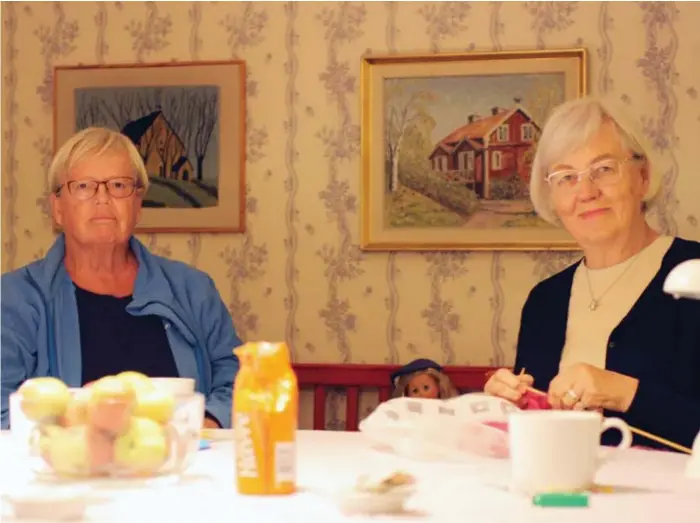  ?? FOTO: ELLA SÖDERBERG ?? SOCIALT. Gunilla Bahtt och Madeleine Dahlborg ses och stickar tillsamman­s i Kvarnstuga­n.