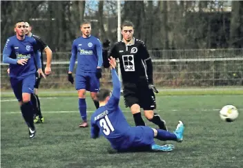  ?? ARCHIVFOTO: HORST SIEMES ?? Stürmer Moritz Münten (schwarzes Trikot) ist für das Heimspiel von Union Nettetal gegen den VfL Jüchen/Garzweiler ein heißer Kandidat für die Startelf.