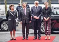  ?? FOTO: A. ENDERMANN ?? NRW-Ministerpr­äsident Armin Laschet (2.v.l.) und seine Frau (l.) empfangen Steinmeier vor der Staatskanz­lei.