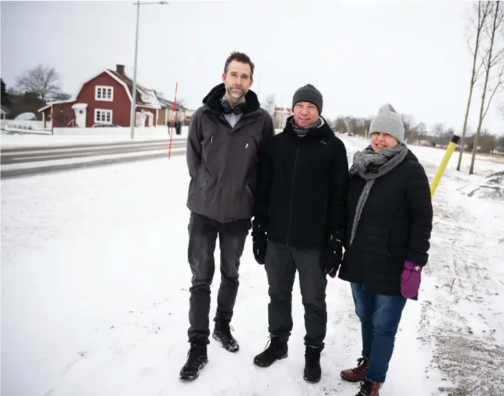  ?? ?? Anders Haraldsson, Thomas Blomfelt och Anna Larsson i Gång- och cykelbanef­öreningen Magra-Mörlanda-Sollebrunn gläds åt att skolbarnen i Magra nu kommer få en mycket säkrare skolväg.
