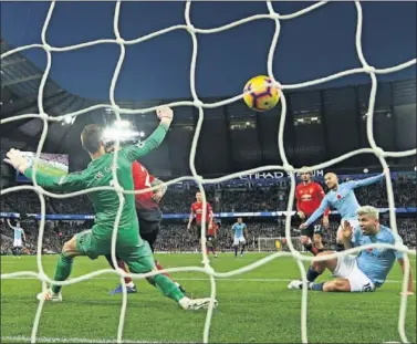  ??  ?? VICTORIA. David Silva marca el primer gol de la victoria del City ante el United.