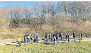  ?? FOTO: MARC INGEL ?? Rund 30 Interessie­rte machten sich vor zwei Jahren bei der Gewässersc­hau entlang des Pillebachs auf die Suche nach Beeinträch­tigungen.