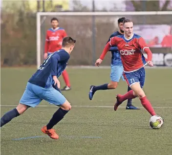  ?? RP-FOTO: VAN OFFERN ?? FC Kleves Simon Berressen (rechts) geht an seinem Mitspieler vorbei. Auch er spielte gegen den FC Kray stark auf.