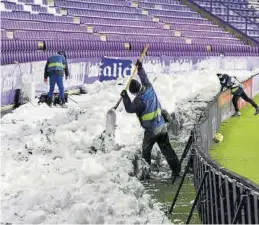  ??  ?? R. GARCÍA
Los operarios retiran la nieve minutos antes del inicio del encuentro. ((