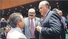  ??  ?? El diputado federal Jorge Carlos Ramírez Marín (al centro) en un momento de la jornada legislativ­a de ayer en la que se aprobaron las reformas a la ley para proteger a los usuarios de las aerolíneas