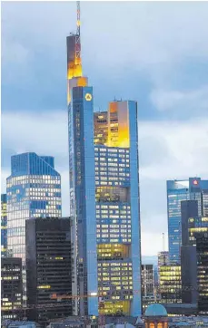 ?? FOTO: DPA ?? Hauptsitz der Commerzban­k in Frankfurt: Das Institut hat es in Oberschwab­en insbesonde­re auf Firmenkund­en mit Umsätzen zwischen 15 und 100 Millionen Euro abgesehen.