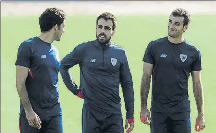  ?? FOTO: JUAN ECHEVERRÍA ?? Beñat El futbolista rojiblanco charla con Etxeita y Lekue durante la sesión preparator­ia de ayer en Lezama