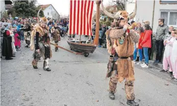  ?? FOTO: ULRICH STOCK ?? Die Wikinger der Narrenzunf­t Wilhelmsdo­rf mit ihrem Narrenruf „Wiki Hey – Burg Hey“.