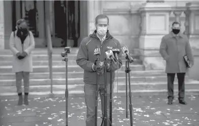  ?? KASSI JACKSON/HARTFORD COURANT ?? Mayor Luke Bronin speaks outside of Hartford City Hall in November with Hartford residents Chinequia Bailey, left, and Hiram Otero Jr., who both lost loved ones to the coronaviru­s,.