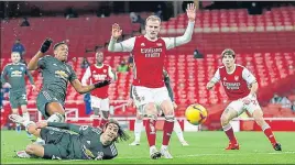  ?? AP ?? Manchester United's Edinson Cavani (left) misses a chance on goal in the match against Arsenal.